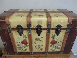 VINTAGE STYLE STEAMER TRUNK FLORAL DESIGN
