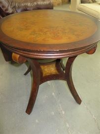 DECORATIVE ROUND TABLE WITH FLORAL DESIGN
