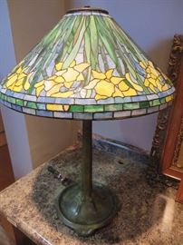 TIFFANY STYLE DAFFODIL TABLE LAMP
BRONZE BASE
