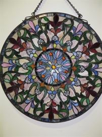 LARGE HANGING ROUND TIFFANY STYLE STAIN GLASS 
