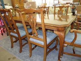 QUEEN ANNE DINING TABLE AND SIX CHAIRS
ETHAN ALLEN
