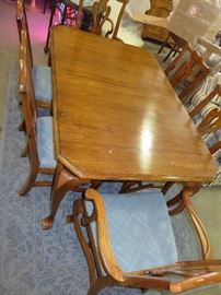 QUEEN ANNE DINING TABLE AND SIX CHAIRS
ETHAN ALLEN
