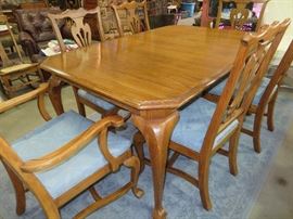 QUEEN ANNE DINING TABLE AND SIX CHAIRS
ETHAN ALLEN
