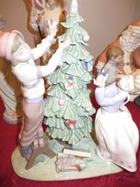 LLARDO TREE "TRIMMING THE TREE" 5893
