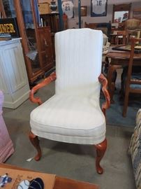 WHITE CHAIR
