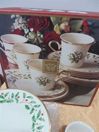 LENOX HOLIDAY BOX HOLLY GOLD  SET SERVICE FOR 4
NEW IN BOX
