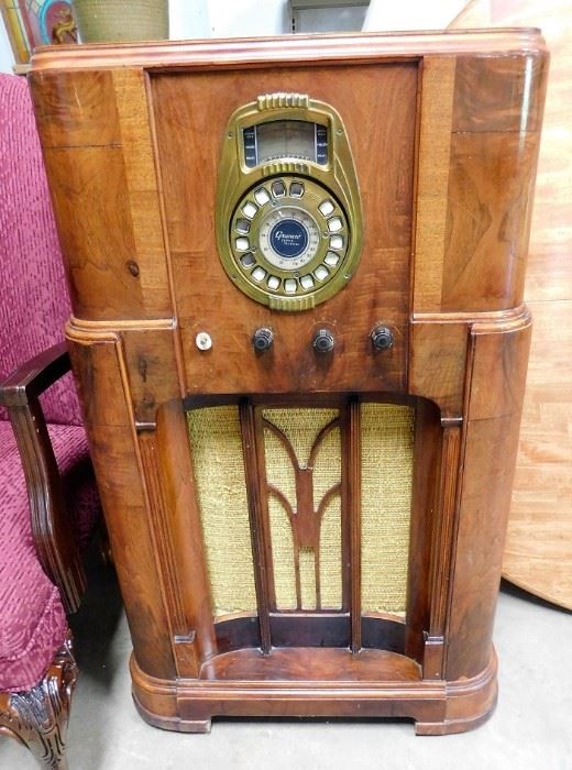 Antique Radio (Condition Unknown)