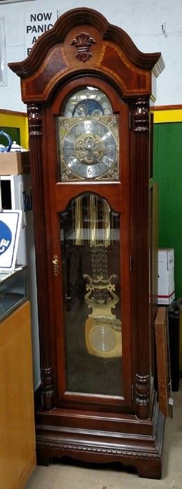Sligh Grandfather clock works great and beautiful chimes