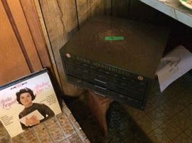 Metal thread cabinet