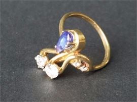 Lot 77. 14K Yellow Gold Ring with Diamond and Amethyst
