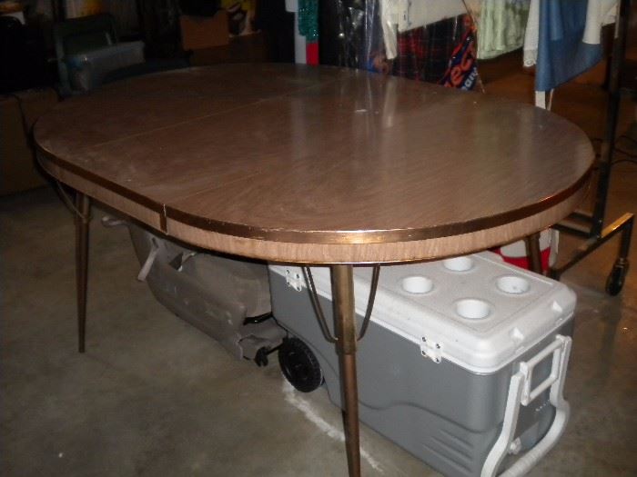 MCM/Vintage kitchen table round or oval has leaf