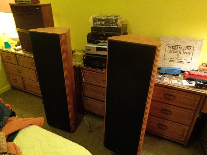 Set of Oak Finish Infinity Column Speakers, very high sound quality. Exceptional condition, very heavily constructed. 