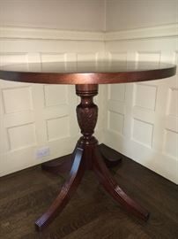 Elegant pedestal side table