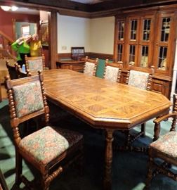 Thomasville Dining Table w/2 Leafs, 8 Chairs, Matching Hutch, & Side Board