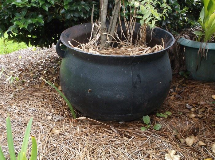 Large cast iron wash pot