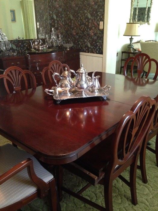 Mahogany dining table (has leaves) and 6 chairs