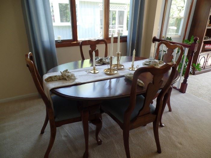 Dining room table w/6 chairs,  2 leaves and pads