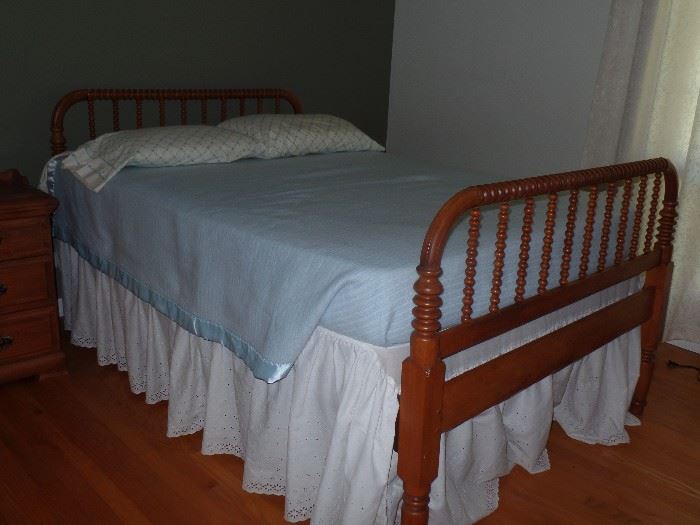 Queen bed Vintage "Jenny Lind" design