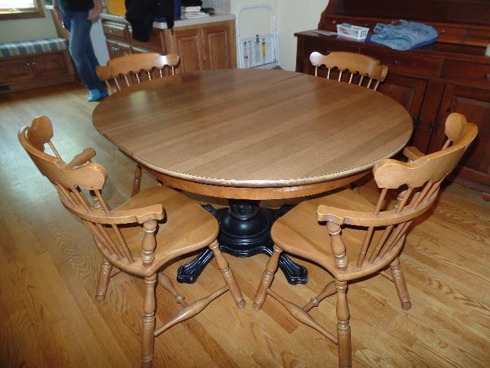 Kitchen table w/5 chairs and 1 leaf