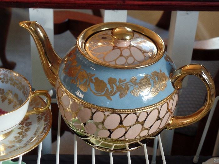 Beautiful Sadler tea pot - Made in England
