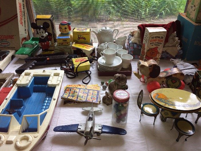 Tin dollhouse table and chairs