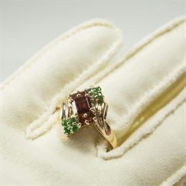 Vintage-Garnet-and-Emerald-Cluster-10-karat-Gold-Ring