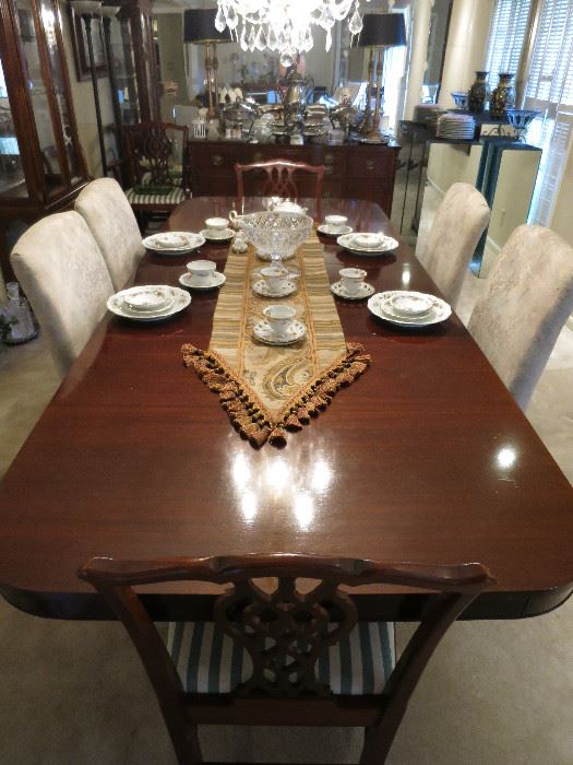 Henkel Harris Style Mahogany Dining Room Table With Four Chairs.  Beautiful Condition. Upholstered Chairs Sold Separate