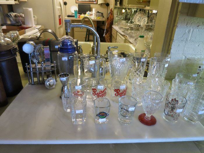 Lots Of Barware. Southern Select Beer Glasses, Pearl Glass, A Variety Of Shot Glasses