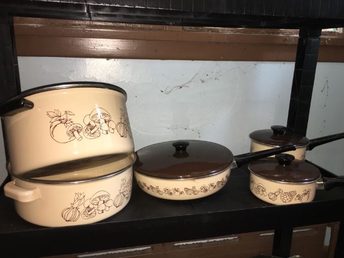 Vintage cookware! Be the envy of your friends with this complete set! 
