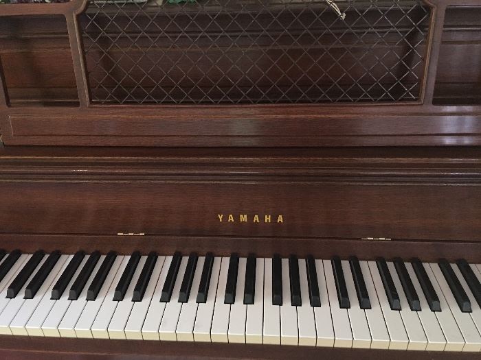 Yamaha vintage spinet piano