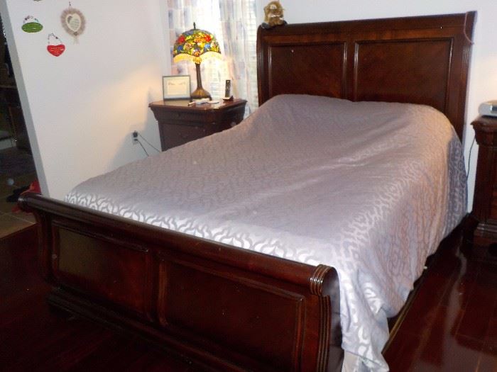 BROYHILL QUEEN SLEIGH BED (MATTRESS NOT INCLUDED
