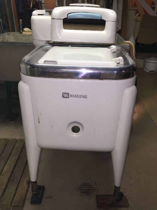BUY IT NOW!!  Lot #107  Vintage Maytag ringer washer.  Model E2LPS - $275