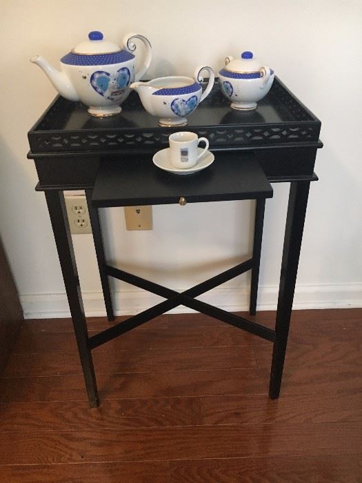 Tea Table w/removable tray top and pull out shelf
