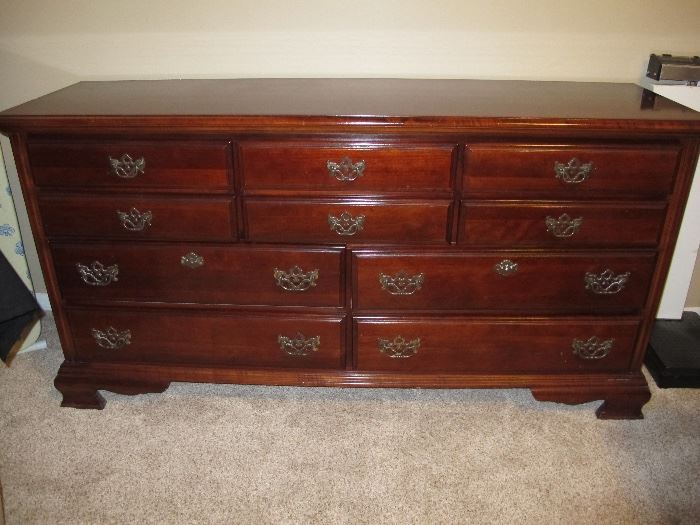 Dresser - it does have a mirror (not pictured)