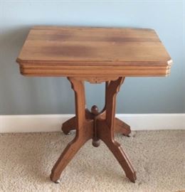 010 Antique Entry Table 