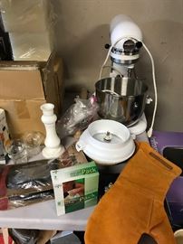 Kitchenaid mixer and other kitchen items