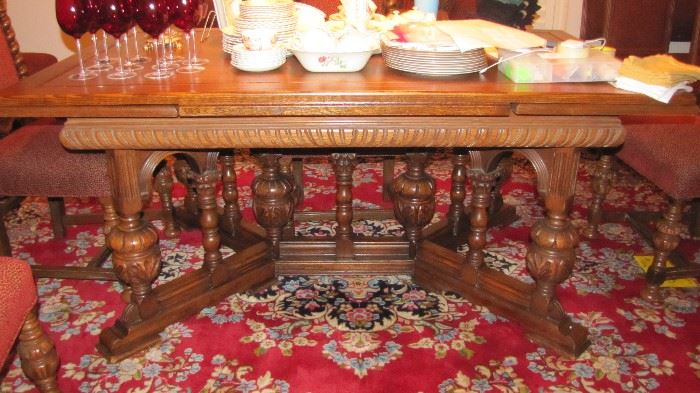 Gorgeous Dining Table w/pull out extentions