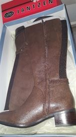 New in box size 7 boots
