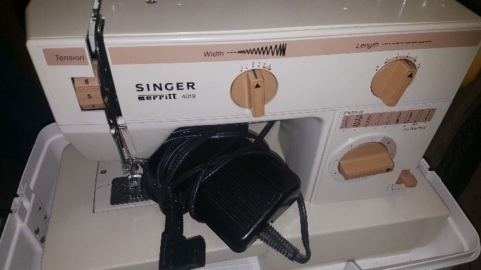 Singer Merritt 4019 portable sewing machine with case and foot pedal
