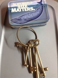 Keys and an interesting tin.  But what do whales know!