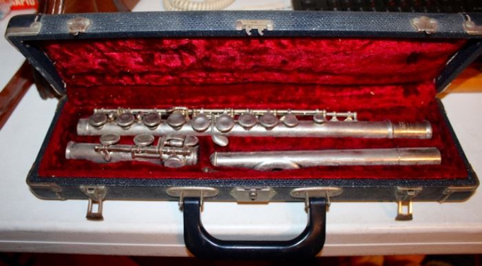 Bundy student line flute.  Will need repadding. 