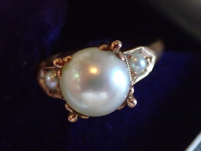 GOLD PLATE LG PEARL RING WITH 2 SMALL SIDE PEARLS