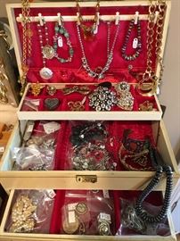 Nice assortment of vintage & costume jewelry 