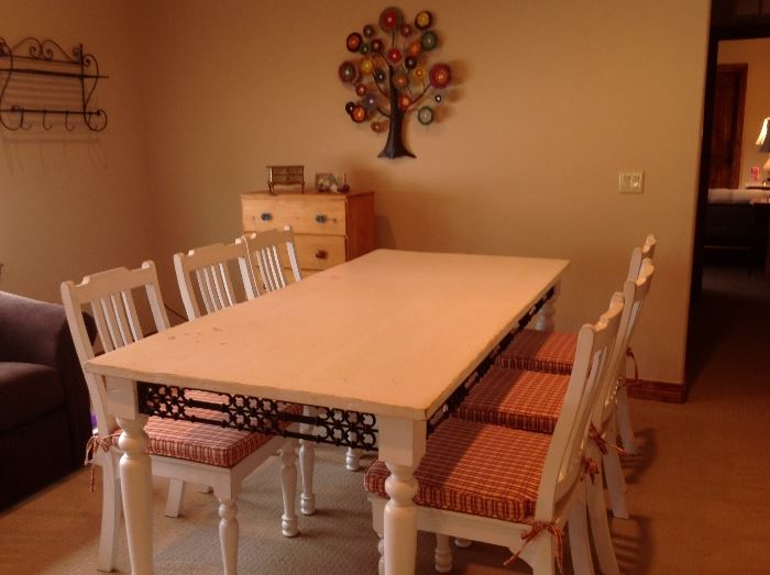 Large table.  Great for dining crafting or sewing