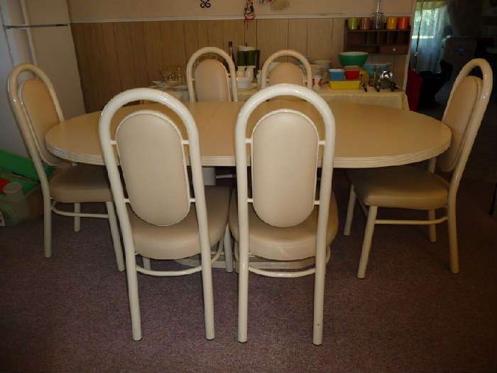 FORMICA DINING TABLE W/1 LEAF & 6 CHAIRS