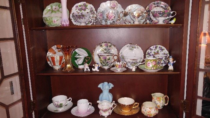 Antique porcelain tea cups
English. Fenton