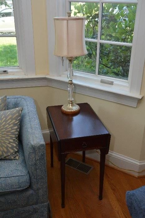 pair matching mahogany drop-leaf end tables, pair lamps