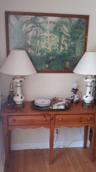 Broyhill, 2-drawer console table, ceramic table lamps with hand-painted ivy motif
