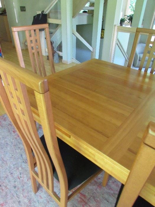 Beautiful Dining Table and 6 chairs Italian