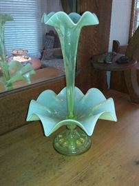 Vaseline epergne with 14" single horn